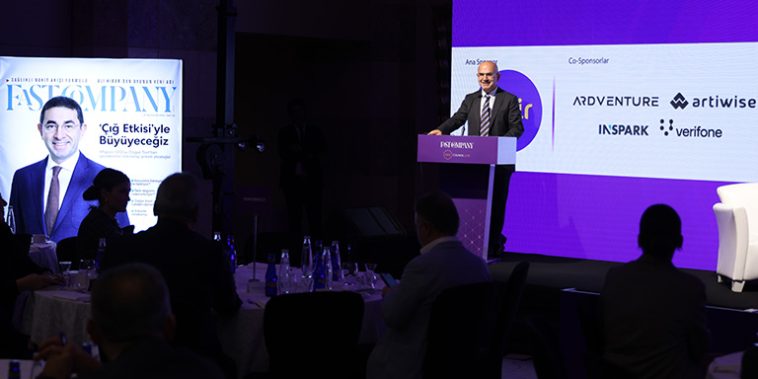 Fast Company Türkiye Kurucusu M. Rauf Ateş, “hoş geldiniz” konuşmasında yıl sonuna kadar gerçekleşecek etkinlikler hakkında CEO’lara bilgi aktardı. Turkcell CEO’su Ali Taha Koç, M. Rauf Ateş’in, 5G teknolojisinin iş süreçlerine etkisine ilişkin sorularını yanıtladı. Inspark Başkan Yardımcısı İlke Bozkurt’un yönettiği panelde, Arda Ödemiş (ARD Grup Holding) ve Özgür Özvardar (Verifone), ajandalarının önceliklerini paylaştı. Kuruluşunun 10’uncu yılını kutlayan Getir’in CEO’su Batuhan Gültakan, Talat Yeşiloğlu’na, 10 yılın performansı ve gelecek 10 yıl için hedeflerini anlattı. Rixos Hotels Yönetim Kurulu Başkanı Fettah Tamince, Alapala Holding Yönetim Kurulu Üyesi Gülfem Alapala’nın sorularını yanıtladı ve turizm sektöründe ‘Mavi Okyanus’un nasıl fark yarattığını anlattı. Gürmen Holding Yönetim Kurulu Başkanı Yasemin Gür Solmaz, Talat Yeşiloğlu’nun reel sektördeki sorunlara ilişkin sorularını yanıtladı ve üretimde verimliliği artırmak için yaptıkları uygulamaları anlattı. Artiwise kurucu ortağı ve CEO’su Tanel Temel, yapay zeka ile müşteri deneyimi kültürünün yeniden nasıl inşa edileceğine ilişkin sunum yaptı. Türkiye İş Bankası Yönetim Kurulu Başkanı ve CEO Council Başkanı Adnan Bali, Fast Company editörlerinden Güldeniz Ayral’ın sorularını yanıtladı ve yeni dönemi nasıl anlayacağımıza ilişkin deneyimlerini aktardı. 23 Ekim’de Grand Hyatt Taksim Otel’deki buluşmaya katılan 200’ü aşkın CEO, hem toplantı öncesinde sohbet etme hem de yeni dönemi daha iyi anlayarak bilinmezliğe karşı mücadele edebilmek için yapay zeka uygulamaları başta olmak üzere teknolojideki dönüşüm ve üretimde verimlilik artışına ilişkin farklı görüşleri dinleme fırsatı buldu.