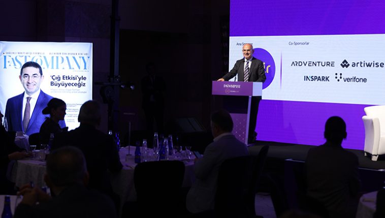 Fast Company Türkiye Kurucusu M. Rauf Ateş, “hoş geldiniz” konuşmasında yıl sonuna kadar gerçekleşecek etkinlikler hakkında CEO’lara bilgi aktardı. Turkcell CEO’su Ali Taha Koç, M. Rauf Ateş’in, 5G teknolojisinin iş süreçlerine etkisine ilişkin sorularını yanıtladı. Inspark Başkan Yardımcısı İlke Bozkurt’un yönettiği panelde, Arda Ödemiş (ARD Grup Holding) ve Özgür Özvardar (Verifone), ajandalarının önceliklerini paylaştı. Kuruluşunun 10’uncu yılını kutlayan Getir’in CEO’su Batuhan Gültakan, Talat Yeşiloğlu’na, 10 yılın performansı ve gelecek 10 yıl için hedeflerini anlattı. Rixos Hotels Yönetim Kurulu Başkanı Fettah Tamince, Alapala Holding Yönetim Kurulu Üyesi Gülfem Alapala’nın sorularını yanıtladı ve turizm sektöründe ‘Mavi Okyanus’un nasıl fark yarattığını anlattı. Gürmen Holding Yönetim Kurulu Başkanı Yasemin Gür Solmaz, Talat Yeşiloğlu’nun reel sektördeki sorunlara ilişkin sorularını yanıtladı ve üretimde verimliliği artırmak için yaptıkları uygulamaları anlattı. Artiwise kurucu ortağı ve CEO’su Tanel Temel, yapay zeka ile müşteri deneyimi kültürünün yeniden nasıl inşa edileceğine ilişkin sunum yaptı. Türkiye İş Bankası Yönetim Kurulu Başkanı ve CEO Council Başkanı Adnan Bali, Fast Company editörlerinden Güldeniz Ayral’ın sorularını yanıtladı ve yeni dönemi nasıl anlayacağımıza ilişkin deneyimlerini aktardı. 23 Ekim’de Grand Hyatt Taksim Otel’deki buluşmaya katılan 200’ü aşkın CEO, hem toplantı öncesinde sohbet etme hem de yeni dönemi daha iyi anlayarak bilinmezliğe karşı mücadele edebilmek için yapay zeka uygulamaları başta olmak üzere teknolojideki dönüşüm ve üretimde verimlilik artışına ilişkin farklı görüşleri dinleme fırsatı buldu.